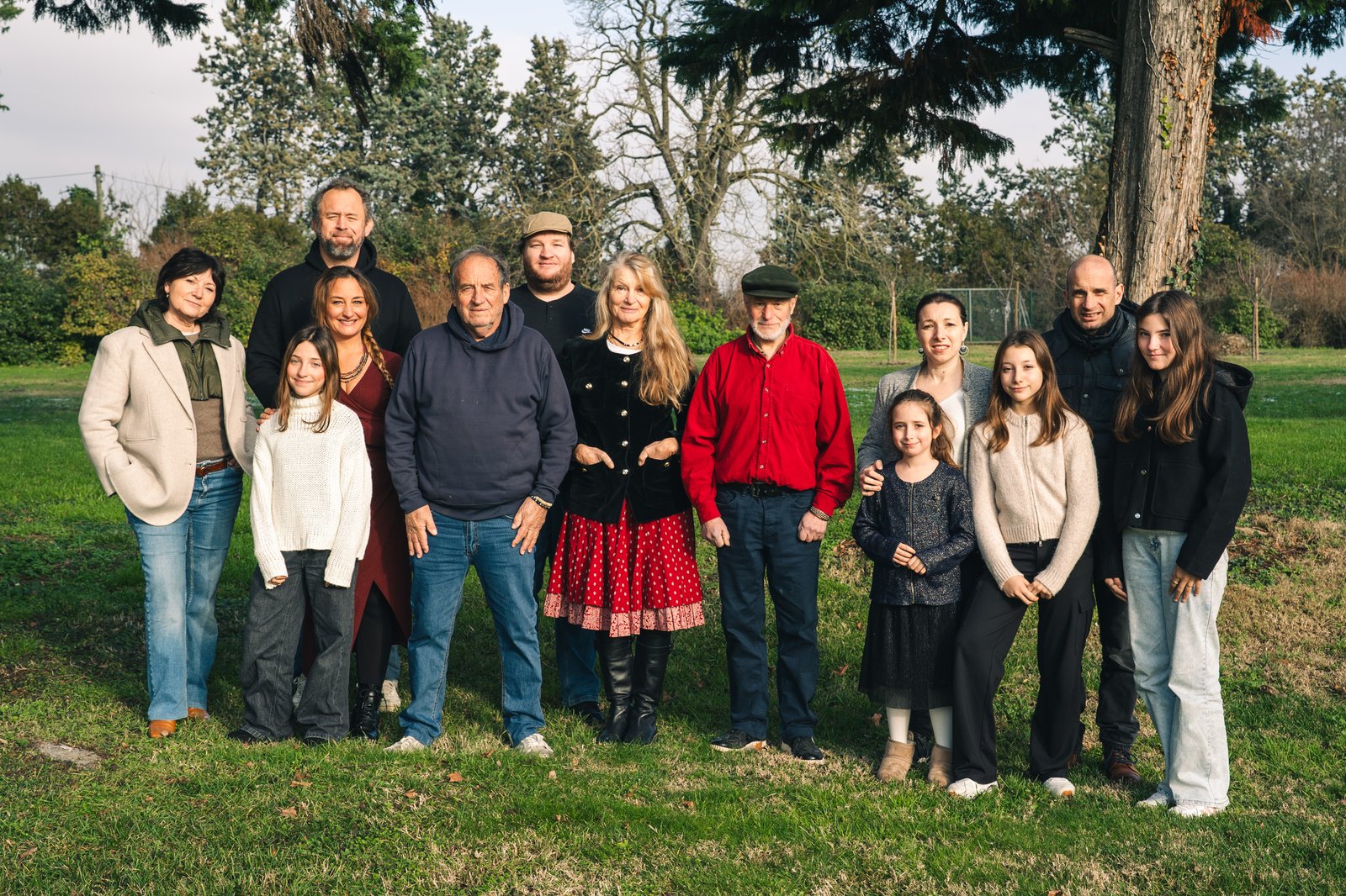Grande famille réunie en extérieur pour une séance photo dans la Drôme