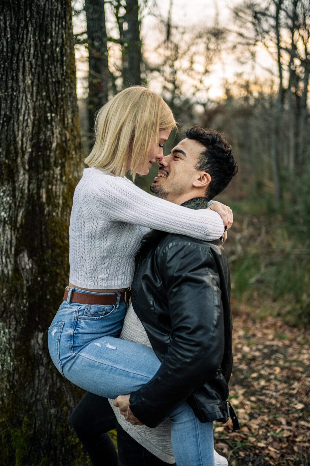 Un couple se regardant tendrement, l'homme portant sa femme contre lui. a l'étang de Joanna Maria dans la drome