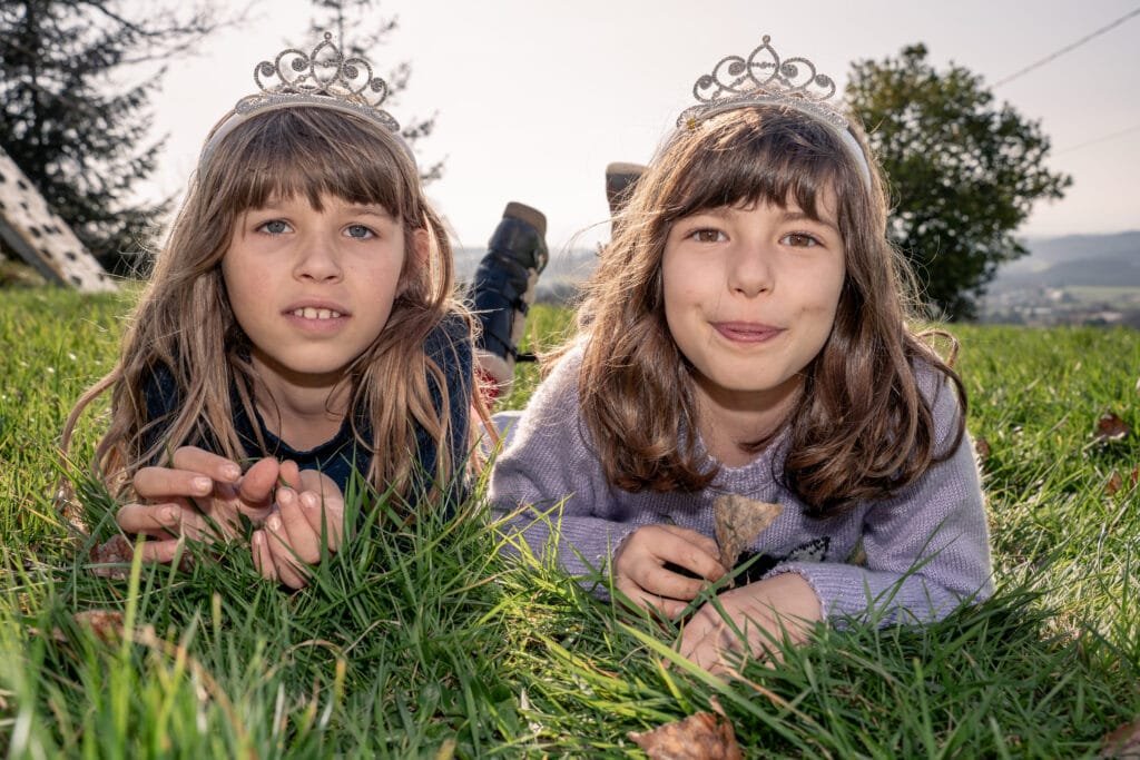 Deux jeunes filles couchée dans l'herbe, souriant a l'objectif, photo prise a romans
