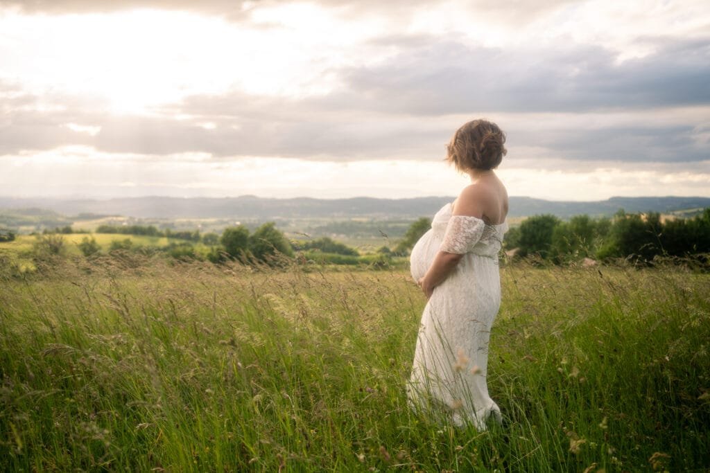 Femme en cours de grossesse qui regarde le paysage de la Drôme.