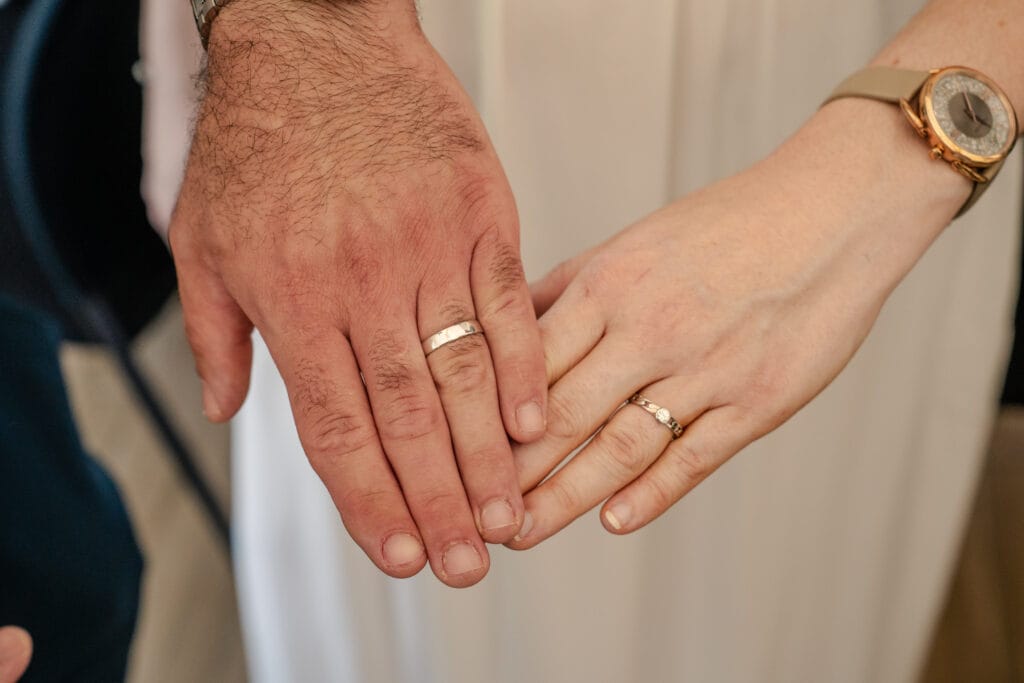 Les mains des mariés unies, symbole de leur engagement et de leur amour Maxime Lambert Photographie