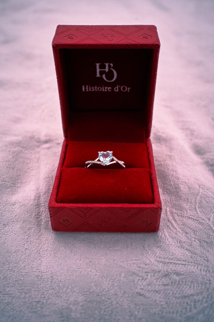 Bague de fiançailles en diamant dans son écrin rouge Histoire d'Or Maxime Lambert Photographie