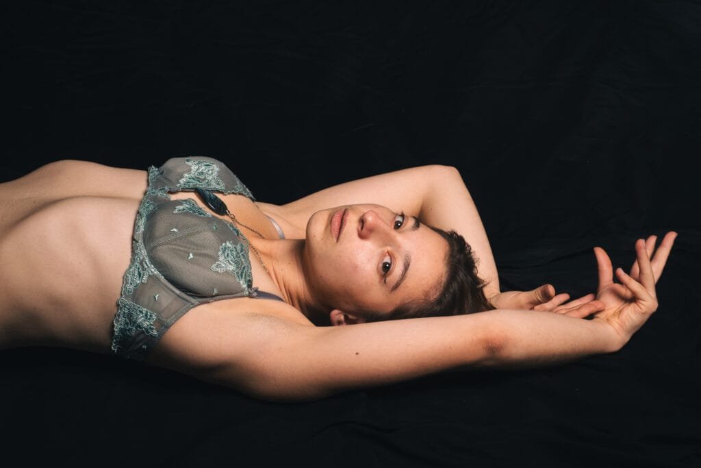 Photo par Maxime Lambert. Photographe Valence , Dröme. Jeune femme allongée en lingerie. Photo boudoir artistique