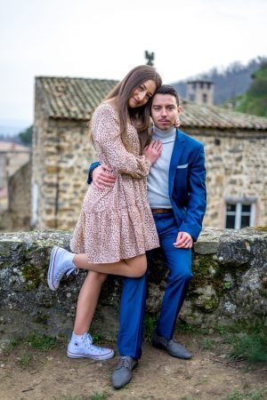 Un couple l'un contre l'autre dans le village médiéval de Malleval