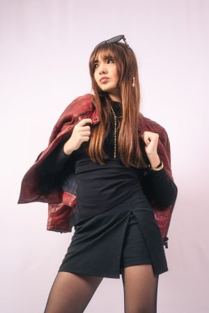 Photo par Maxime Lambert. Portrait fashion en studio réalisé a Valence. avec une jeune femme en short et collant; tenue noire